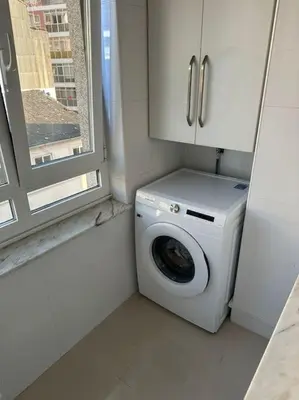 a washing machine in a bathroom with a window at Increíble dúplex en Lugo in Lugo