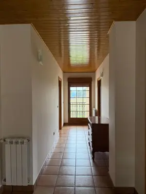a hallway with a ceiling with a window and a desk at La casa de Canedo in Arganza