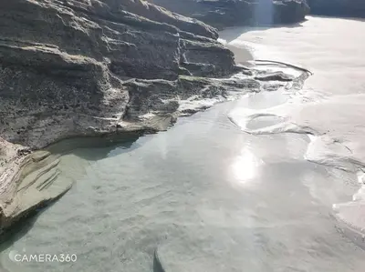 an aerial view of a body of water with rocks at Apartamento con piscina in Barreiros