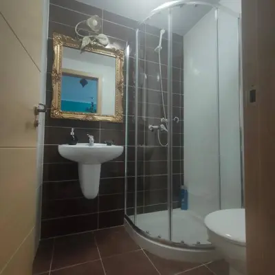 a bathroom with a shower and a sink and a mirror at Apartamento con piscina in Barreiros