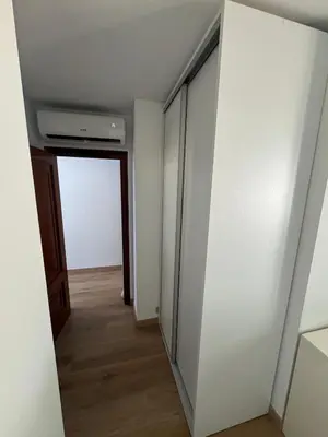 an empty room with a closet and a door at PortoHome Ático in Portomarin