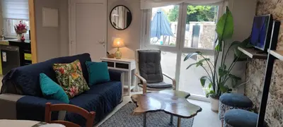 a living room with a blue couch and a window at Vivienda de uso Turístico Casa As Cachopas in Palas de Rei