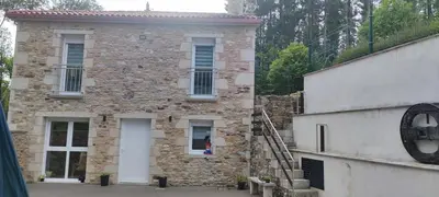 a brick building with a staircase in front of it at Vivienda de uso Turístico Casa As Cachopas in Palas de Rei