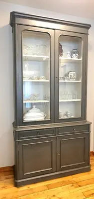 a gray cabinet with glass doors with dishes in it at Marujarural in Sober