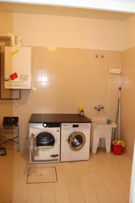 a washer and dryer in a small kitchen at Mártires de Carral in Santa María