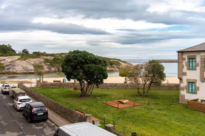a view of the beach from a parking lot at Apartamento de playa in San Ciprián