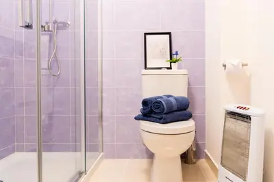 a bathroom with a toilet and a shower at Apartamento de playa in San Ciprián