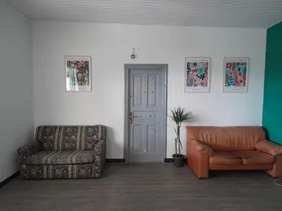 a living room with a couch and a chair at Casa de Amigos in Picaraña