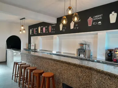 a bar with a row of bar stools at Casa de Amigos in Picaraña