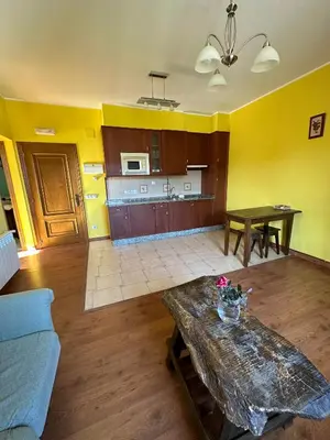 a laundry room with a washer and a stack of towels at Apartamentos Helenias in Boal