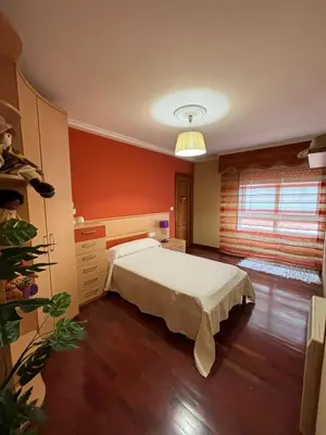 a bedroom with a bed and a window at Piso de tres habitaciones frente al Puerto Deportivo in Viveiro