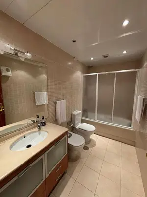 a bathroom with a toilet and a sink and a toilet istg at Piso de tres habitaciones frente al Puerto Deportivo in Viveiro