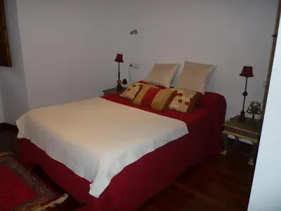 a living room with a leather couch and a table at Apartamento Tránsito de Entrerruas in Santiago de Compostela