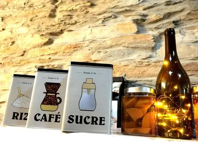 a bottle of wine and some books and a glass at Refugio Alto Sil in Páramo del Sil