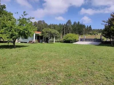 a yard with a house and a skate park at Casa de Josiño in Villamateo