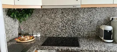 a kitchen counter with a sink and a microwave at O Pisiño in Ourense