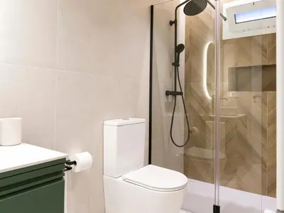 a bathroom with a toilet and a shower at Loft América 32-0 in Melide