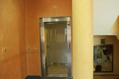 a elevator in a room with orange walls at Hostal Tio Pepe II in Bembibre