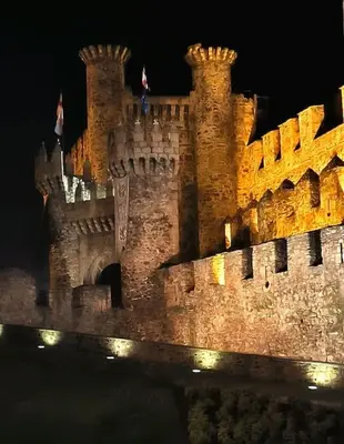 a large medieval castle at night with lights at VUT Mencía in Ponferrada
