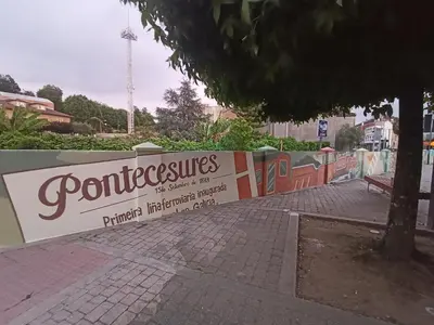 a sign that reads pomperesises on a wall at Cesuresrooms1 in Puentecesures