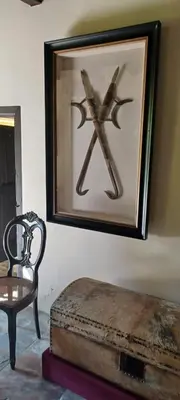 a picture on the wall next to a chair and a trunk at Pazo Casa Solariega de Cervantes in San Román