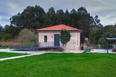 a small building with a balcony in a yard at Casa Velasca in Mesiego