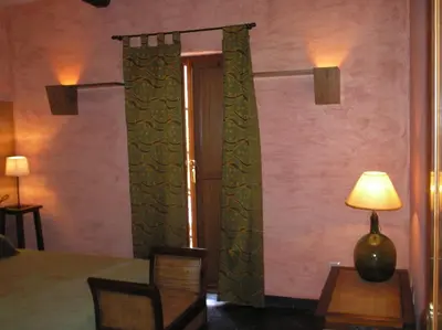 a room with a table and chairs and a lamp at La Searila in Seares