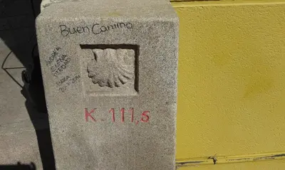 a stone pillar with the wordsken coming kinks on it at Pension Escalinata in Sarria