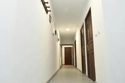 a hallway with white walls and a door at O lar Albergue Larouco in Laroco