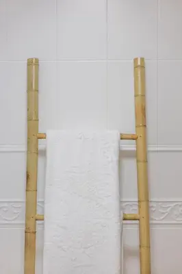 a towel rack in a bathroom with two bamboo poles at Apartamento Ronda Muralla in Lugo