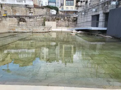 a pool of water with a reflection of a building at Décimo Vera in Ourense