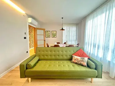 a green couch in a living room with a table at Os Potes Bajo in Ares
