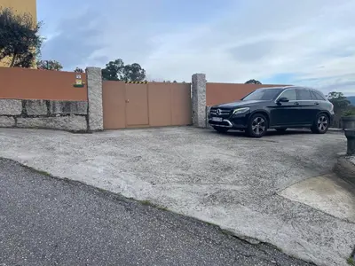 a car parked in a driveway next to a fence at casa teno in Parada de Achas