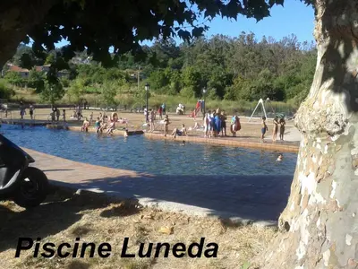 a group of people playing in the water at a park at casa teno in Parada de Achas