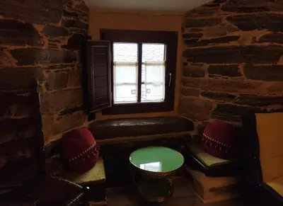 a room with a bench and a window at Casa Mameleiro e Casa Kintal in A Pontenova