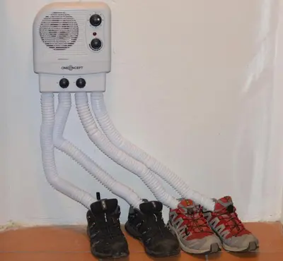 a pair of shoes and a fan hanging from a wall at Albergue a Casina di Marcello in Palas de Rei