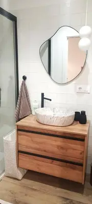 a bathroom with a sink and a mirror at Sienna Home Apartamento in Santiago de Compostela