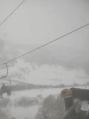 a person riding a ski lift in the snow at Cómo en casa Villablino in Villablino