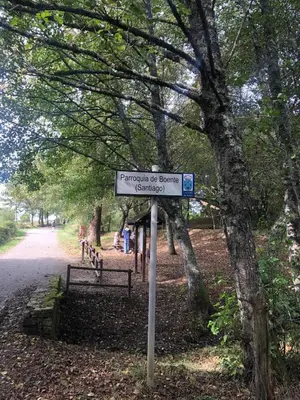 a street sign in a park next to a tree at VUT Boente 2 in Boente