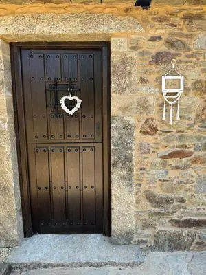 a door in a stone wall with a heart on it at Casita Meu Pai in Boimorto