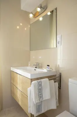 a bathroom with a sink and a mirror at Hotel La Ruta in Tapia de Casariego