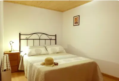 a bedroom with a bed with a hat on it at Casa en la Ribeira Sacra, Pombeiro in Lago