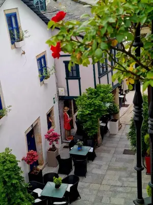 a courtyard with tables and chairs in front of a building at Hotel Monumento Pazo de Orbán in Lugo