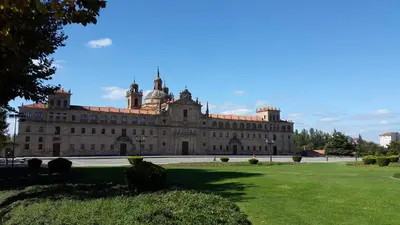 a large building in a park with a green lawn at Hostal Medievo in Monforte de Lemos