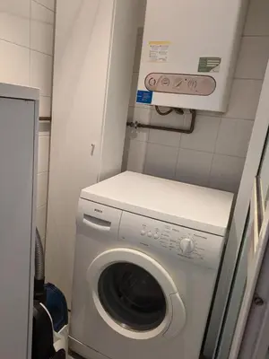 a washer and dryer in a small room at Apartamento con 2 habitaciones y vistas a la Ría del Burgo in Cambre