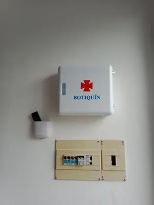 a box on a wall next to a wall with a router at Vila Montecelos in Antas de Ulla