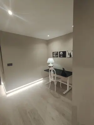 a white room with a desk and a lamp at Mamá Ignacia in Lugo