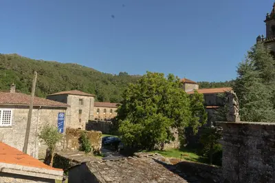 a view of a town with mountains in the background at Pension A Casiña D,avoa Oseira in Osera