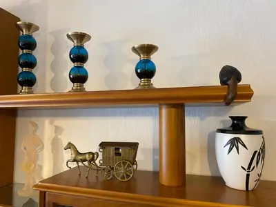 a shelf with vases and a horse pulling a cart at Alojamiento Camiña in Caldas de Reis
