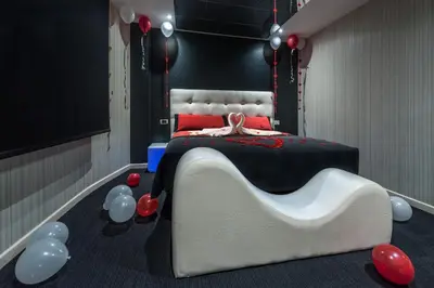 a bedroom with a black and white bed and balloons at Motel Venus La Coruña in Guísamo